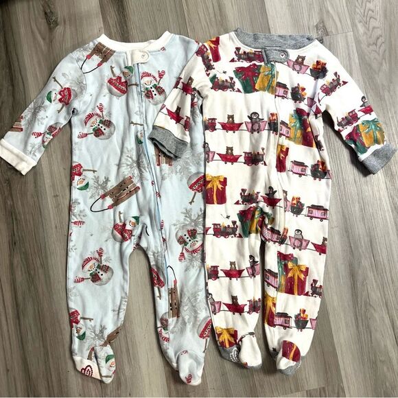 Set of 2 Burt's Bees Winter Christmas Loose Fit Foot Pajamas in Size 6-9 Months - Picture 1 of 7